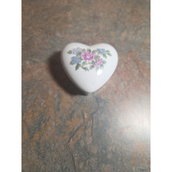 Porcelain Heart Shaped Trinket Box Floral Purple Lilac & Blue Flowers - Picture 5 of 9